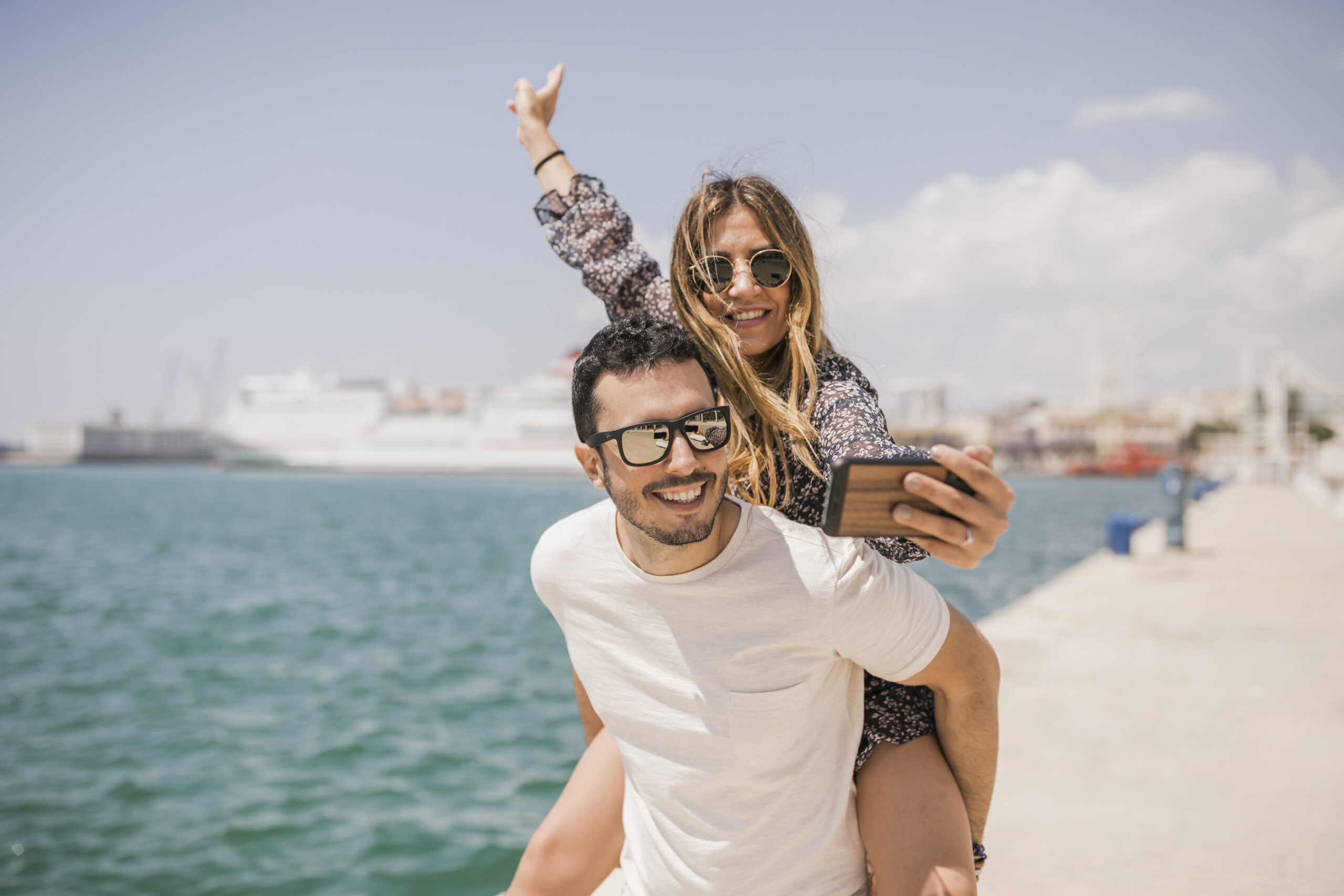 Chambre Menez Hom GITE A PLOMODIERN Woman Taking Photograph Her Boyfriend Enjoying Piggyback Ride His Back 1 Chambre Menez Hom GITE A PLOMODIERN Woman Taking Photograph Her Boyfriend Enjoying Piggyback Ride His Back 1